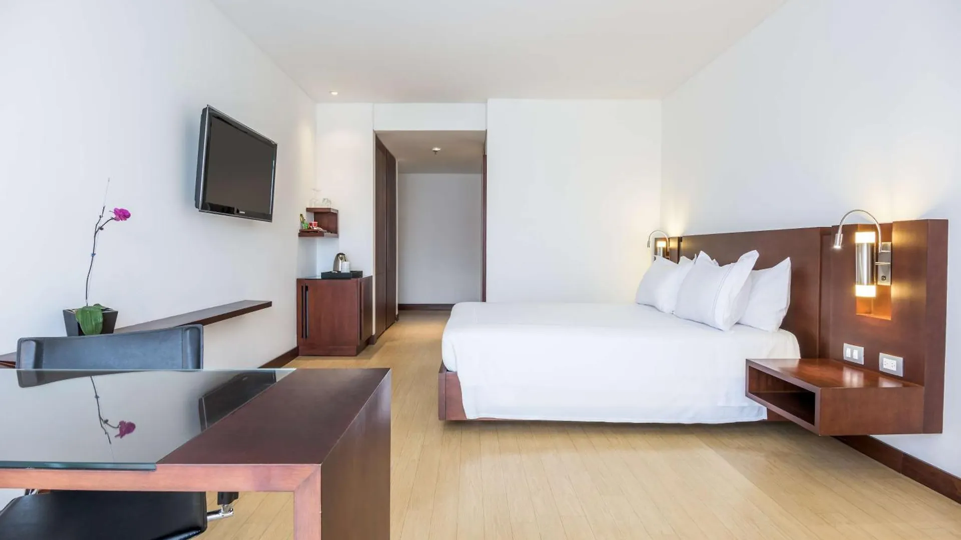 Nh Bogota Urban 93 Royal Hotel